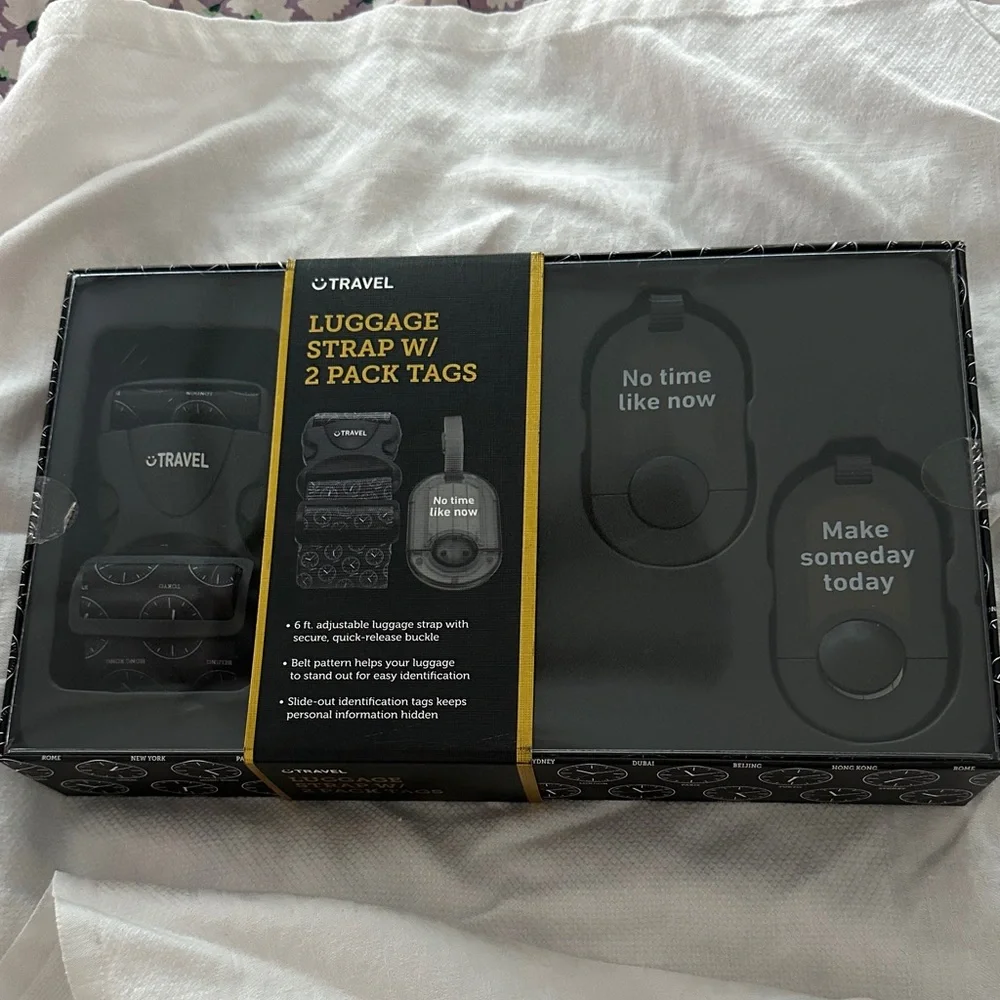 NIB. Travel Luggage Strap with 2 Pack Tags - Black